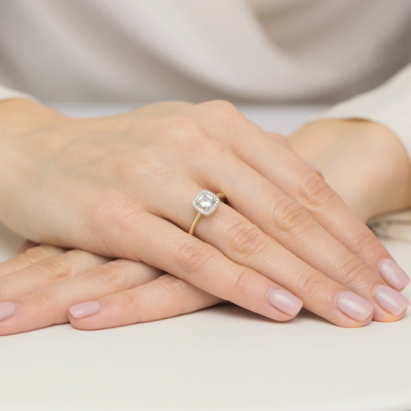 Pierścionek  T-0514 z żółtego złota brylantami i z białym szafirem 0,70ct  i brylantami 0,10ct