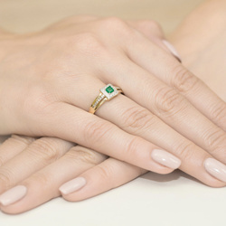 Pierścionek w żółtym złocie próby 585 model T-271 szmaragd 0,15ct i brylanty