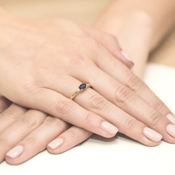 Pierścionek w żółtym złocie próby 585 model T-6 szafir 0,70ct i brylanty