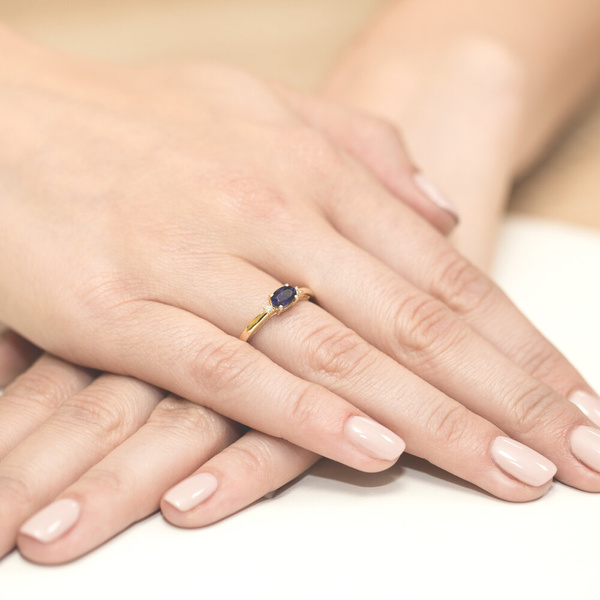 Pierścionek w żółtym złocie próby 585 model T-6 szafir 0,70ct i brylanty