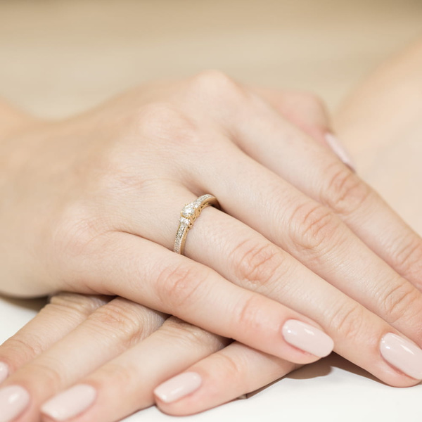 Pierścionek w żółtym złocie próby 585 model T-201 Brylanty 0,23