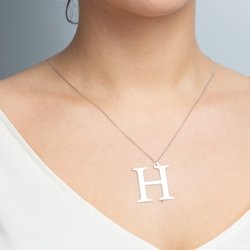 Łańcuszek srebrny z literą H.